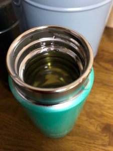 緑の水筒に緑茶の図